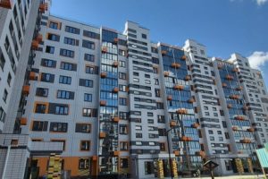 В омском микрорайоне «Амурский» сдали новостройку с квартирами от 5,5 миллиона рублей
