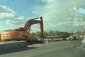 «В понедельник ищем пути объезда»: рабочие предупредили, что перекроют мост у Телецентра, если им не выплатят зарплату