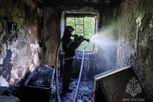 В Омске пожарные спасли из горящей квартиры женщину с ребенком 