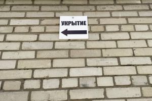 В доме на набережной в Омске хотят вернуть бомбоубежище — сейчас это помещение занимает супермаркет
