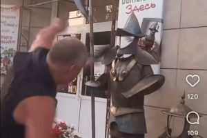 В Омске тренер по кикбоксингу извинился перед статуей, которую избил