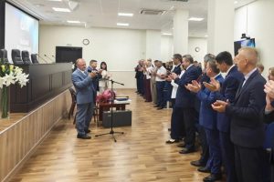 Главу омского облсуда Трапезникова проводили в почетную отставку
