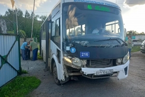 В Омске водитель автобуса потерял сознание за рулем и протаранил три машины