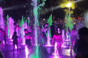 Танец воды и света: в омском парке запустили музыкальный фонтан