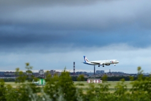 Самолет, летевший из Омска в Санкт-Петербург, экстренно перенаправили в Москву