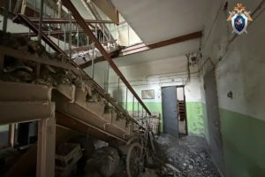 В подъезде дома на Звездова в Омске рухнул потолок - заведено уголовное дело