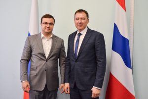 В Омске прошла встреча губернатора с новым гендиректором нефтезавода