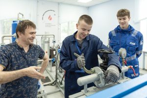 Омские школьники при поддержке ОНПЗ примерили на себя рабочие профессии