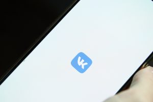 Приложения VK, «Макс» и «Одноклассники» пропали из Google Play и App Store: где их теперь скачать