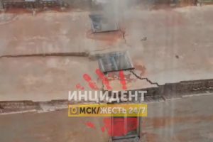 «Кирпичи разлетелись до подъезда»: в Омске стена аварийного здания рухнула на соседний дом