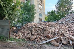 Власти опровергли сообщения о повреждении дома при сносе расселенной постройки в Омске