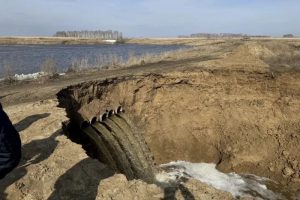 Омский суд обязал убрать незаконную дамбу, которая затопила федеральную трассу и дачи
