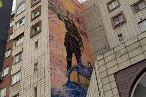 Новый арт-объект в Омске: на фасаде изобразили первую в городе регулировщицу