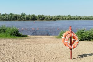 В воде на трех омских пляжах нашли кишечную палочку и другие опасные бактерии