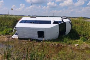 Под Омском перевернулся автобус с пассажирами — пострадали четыре человека