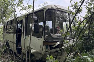 Пассажирка автобуса впала в кому после ДТП в Омской области