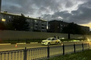 В Омске таксист насмерть сбил женщину на дороге