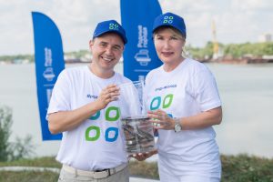 Волонтёры Омского НПЗ выпустили в Иртыш 57 тысяч мальков осетра