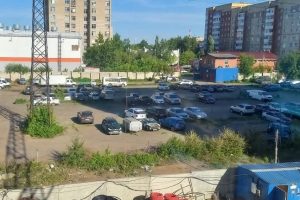 В омских Нефтяниках ликвидировали незаконную автостоянку