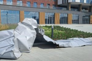 Сильным ветром в Омске снесло крышу бассейна на набережной Тухачевского