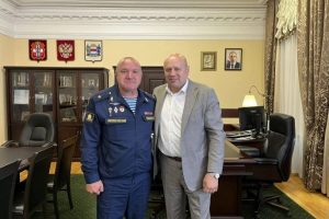 Шелест передал руководству рязанского училища ВДВ маскхалат от «Омских Кикиморок»