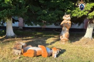 В Омской области на 4-летнюю девочку упала деревянная скульптура