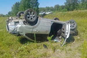 На омской трассе автомобиль вылетел в кювет и перевернулся — погибли водитель и пассажир
