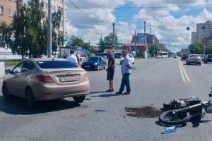 В Омске в аварии пострадал 17-летний водитель питбайка