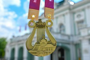В Омске представили медаль финишера Сибирского международного марафона-2026