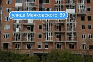 Опасный недострой в центре Омска: жители бьют тревогу из‑за падающих кирпичей и посторонних на объекте