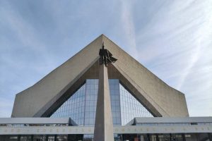 В Омске выделили еще почти 15 миллионов на ремонт тротуара у СКК Блинова