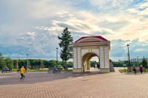 Возле Омской крепости строят площадку для исторических реконструкций