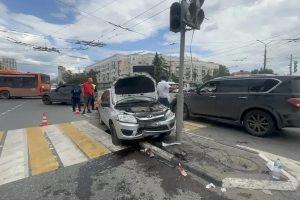 После наезда на пешеходов омичи требуют поставить отбойники на островках безопасности 