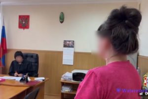 «Не замечаю, как маты вылетают»: омская блогерша получила штраф и арест за оскорбления и мат в стримах