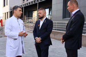 Ход строительства нового хирургического корпуса КМХЦ в Омске оценили Евгений Поддубный и Дмитрий Перминов