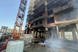 Во время пожара на Левобережье Омска пострадали трое рабочих, один в реанимации 
