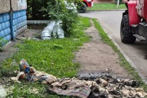 Во время пожара в омской пятиэтажке пострадал человек
