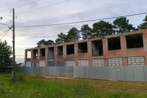 Прокуратура заставила собственника огородить опасное двухэтажное здание в Усть-Ишиме