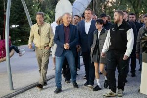 В Омске открылся сквер «Сердце Омска»: Виталий Хоценко и Герман Греф осмотрели обновленное пространство 