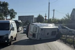 В Омске после столкновения с Toyota опрокинулась машина скорой - трое медиков в больнице