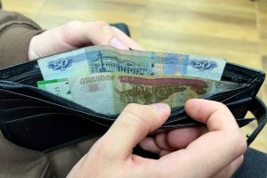 ВТБ: каждый второй сибиряк выдаёт детям до 1000 ₽ в неделю и не контролирует каждую покупку