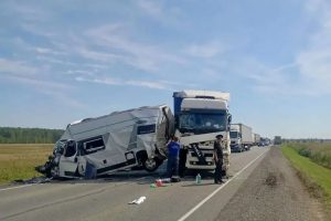 На трассе в Омской области произошло массовое ДТП с грузовиками и автобусом