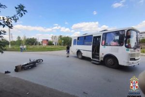 В Омской области пассажирский автобус столкнулся с мопедом