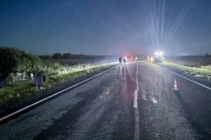 На омской трассе иномарка врезалась в трактор — погибла женщина