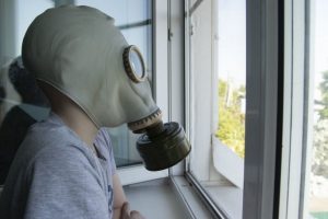 «Как в газовой камере»: омичи массово жалуются на удушающий запах 