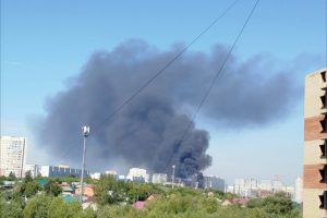 На Левобережье Омска произошел сильный пожар: издалека виден мощный столб дыма 