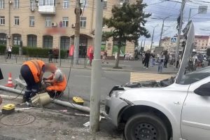Опубликованы кадры момента ДТП на Ленинградской площади в Омске