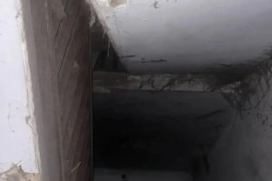 В Омске требуют расселить жильцов дома, где в одной из квартир обрушилась часть потолка
