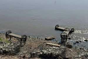 Вандалы бросили в реку скамейки из сквера в центре Омска