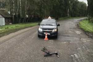  В Омской области девочка на электросамокате попала под учебную «Ладу»